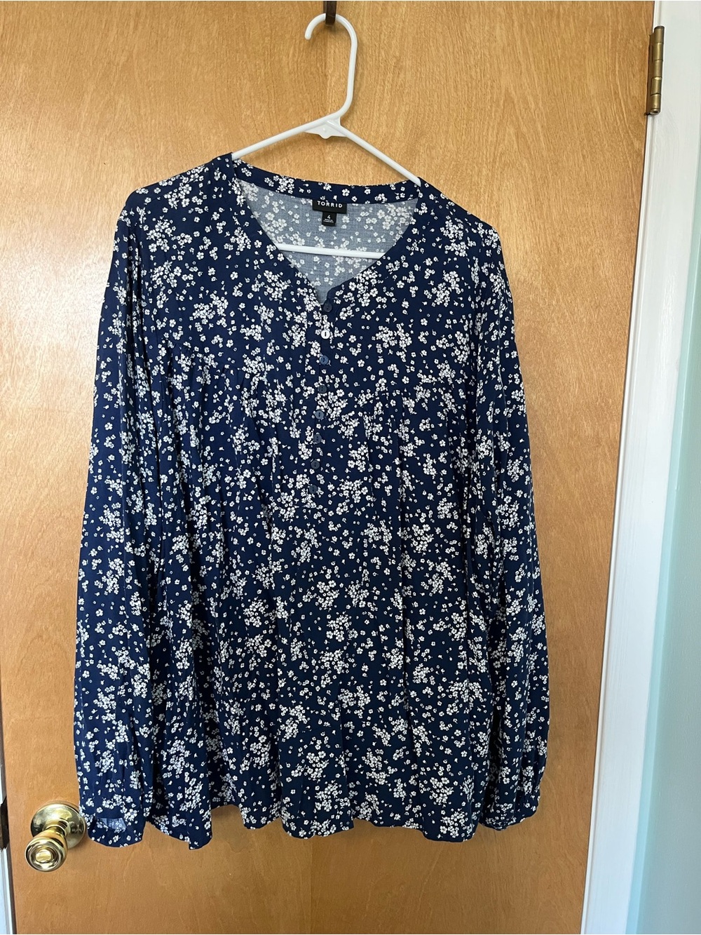Torrid Navy Floral V-Neck Long Sleeve Blouse, Size 4